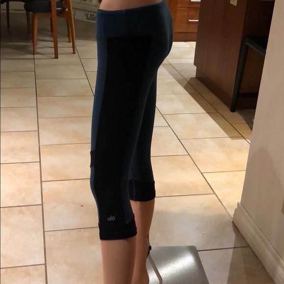 ALO yoga Capri pants - Picture 2 of 4